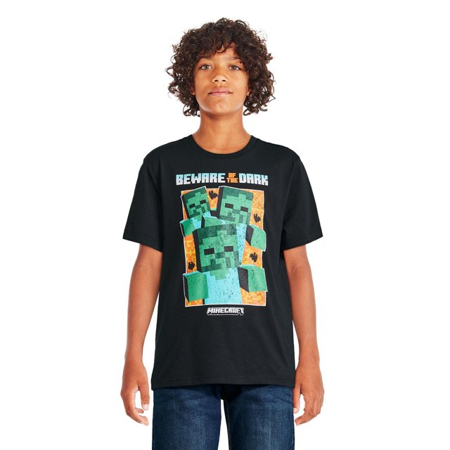 Minecraft T-shirt à Manches Courtes pour Garçons en Noir avec Imprimé Graphique à l'Avant de Trois Personnages Creeper Pixélisés avec le Texte « Beware of the Dark » au-Dessus et le logo Minecraft en Dessous, Fabriqué en Tricot jersey Doux avec Encolure Ras du Cou, Manches Courtes et Ourlet Droit, Assorti à des jeans Bleus pour Tenue Décontractée.