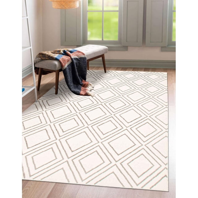 ECARPET Tapis d'Intérieur Moderne Géométrique, Collection Macy avec un Motif Géométrique Minimaliste beige à Carrés sur Fond Crème, Posé sur un Plancher de Bois Franc Clair. un Banc Capitonné beige avec des Pattes en Bois et une Couverture Jetée Bleu Marine, Rouille et beige Repose sur le Tapis. la Pièce a des Volets de Fenêtre Gris et une Lumière Naturelle, Mettant en Valeur la texture Peluche Douce Rug's, Convient aux Salons, Chambres Ou Coins Repas et à une Utilisation Familiale.
