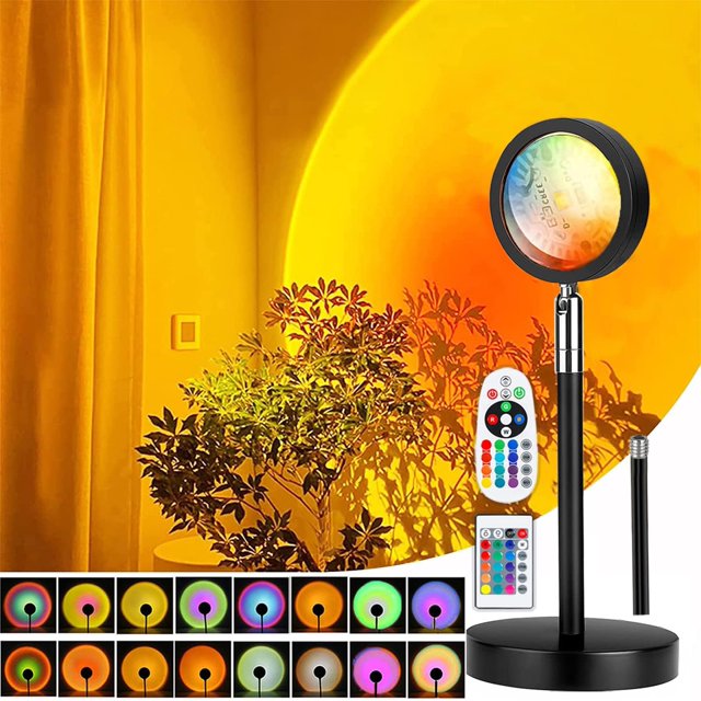 Lampe Coucher de Soleil avec USB, Veilleuse à Hauteur Réglable avec base et Support Noirs, Projetant un Effet de Coucher de Soleil vibrant sur un Mur. Inclut Deux Télécommandes pour des options d'Éclairage Personnalisables comme le Lever de Soleil, le Coucher de Soleil, les Couleurs Arc-en-Ciel et des halos en Bleu et Vert. Idéale pour la Photographie, la Déco de Chambre et pour Créer une Atmosphère Chaleureuse. Plusieurs Échantillons de projection de Couleurs Sont Affichés au Bas de l'Image.