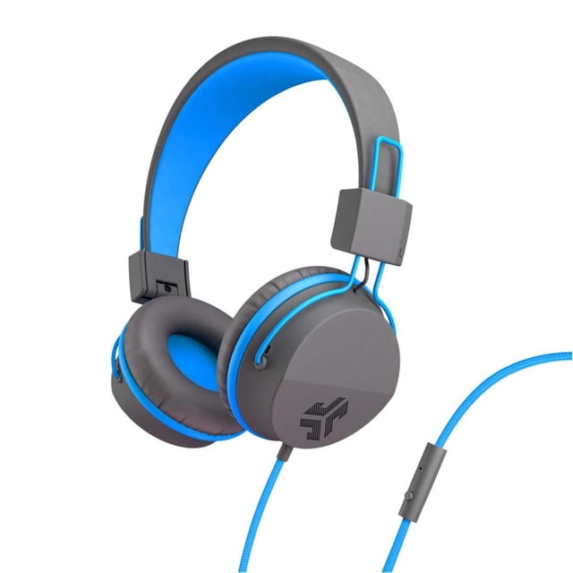 JLab JBuddies Studio Écouteurs Filaires en Vue Frontale 3/4 avec Coussins Gris Circum-Auriculaires en Cuir Éco, Bandeau Intérieur Bleu Vif et Câble Bleu Tressé avec Commandes en Ligne. Conçus pour une Écoute Confortable et à Volume Limité pour Enfants et Ados, Ils Se Plient de Façon Compacte pour un Rangement Facile dans le Sac à Dos.