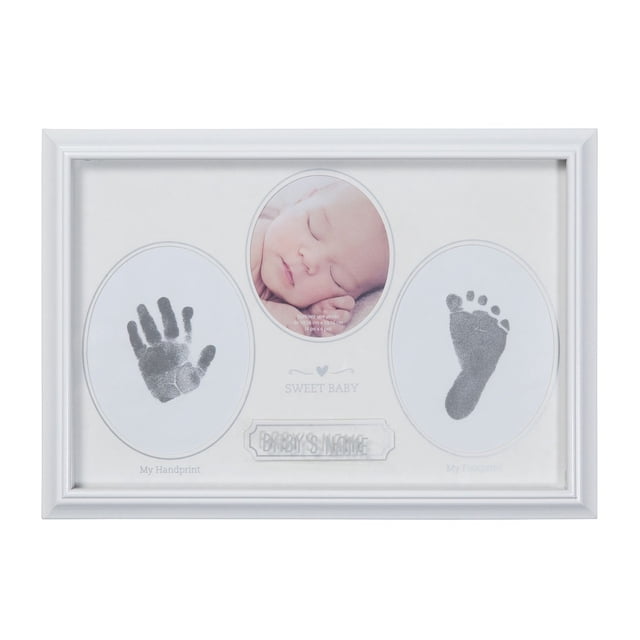 Pierres de Marche Cadre de Premières Pièces pour Bébé avec Cadre en Bois composite Blanc et Passe-Partout Accentué de Feuille Argentée. Comprend des Fenêtres Ovales pour une photo de 3 Pouces L x 3,5 Pouces h, l'Empreinte de Main et l'Empreinte de Pied de Bébé, plus une Plaque Nominative Personnalisée. Comprend un Chevalet au Dos et un Crochet pour l'Exposition sur Table Ou au Mur.