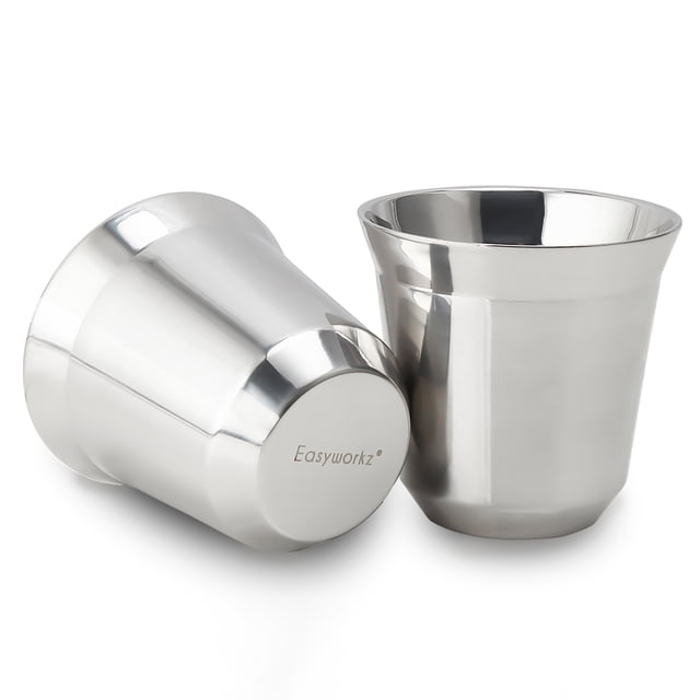 Easyworkz Tasses à Espresso Isolées à Double Paroi en Acier Inoxydable, Ensemble de 2 avec une Capacité de 2,5 oz Chacune, Dotées d'Une Finition chrome Polie. Fabriquées en Acier Inoxydable de Qualité Alimentaire 304, Ces Tasses Sont Incassables, Résistantes à la Chaleur et Conçues avec une structure à Double Paroi sous Vide pour Maintenir la Température des Boissons. les Bords Lisses Polis et la Lèvre en Saillie Assurent Confort et Prise, Alors Que la Conception Empilable les Rend Compactes et Portatives pour la Maison Ou l'Extérieur. Convenant au Café, au Thé, au Lait