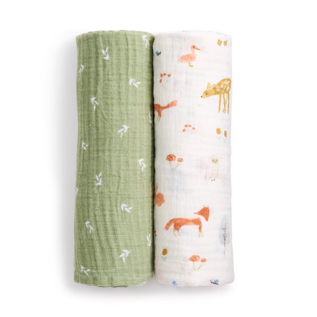 Aden + Anais Essentiels Ensemble de 2 Langes en Mousseline 100 % Coton, Comprenant un Emmaillotage Vert Sauge avec des Imprimés de Feuilles Blanches et un Emmaillotage Blanc avec des Motifs d'Animaux de la Forêt Incluant Renards, Cerfs et Hiboux, Roulés Côte à Côte sur un Fond Blanc, Respirants et Doux pour le Confort de Bébé.