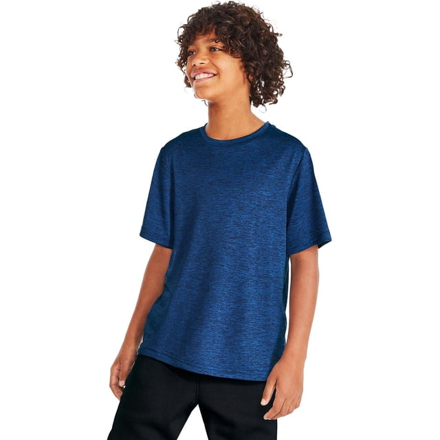 Athletic Works T-Shirt Technique pour Garçons en jersey Bleu Teinture Spatiale avec Col Ras du Cou, Manches Courtes, Ourlet Droit et Détails Réfléchissants, Fabriqué en Tissu Léger et Respirant, Assorti à un Pantalon Noir sur Fond Blanc.