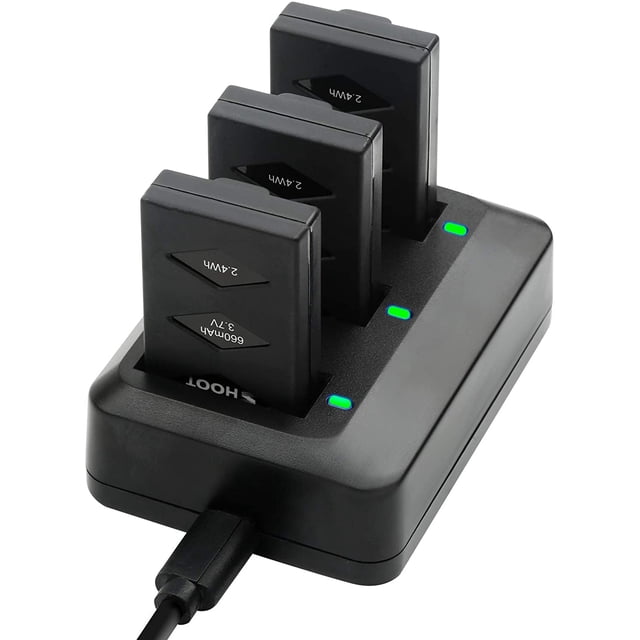 Batterie de Remplacement D&F, Lot de 3, Batterie 660 mAh avec Chargeur Rechargeable pour Parrot MiniDrone Jumping Sumo, Swing, Mambo et Rolling Spider. l'Image Montre un Chargeur compact à 3 Canaux avec Trois batteries Li-po 660 mAh 3,7 V Insérées. le Chargeur Présente des Indicateurs DEL Verts Lumineux, Signifiant une charge Complète. la Conception Légère et portable Comprend un Câble USB pour une charge Pratique.