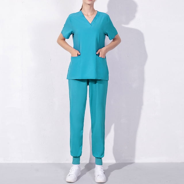 Ensembles d'Uniformes Médicaux pour Femmes, Joggers avec Haut Uni à Manches Courtes et Col en V et Pantalon cargo Style Jogger Assorti. Cet Ensemble d'Uniforme Médical pour Infirmière Est Fait de Fibre de polyester durable, Offrant Extensibilité et Confort pour le Travail Ou la Maison. la Tenue Est Présentée dans une Couleur Sarcelle Vive, le Modèle Se Tenant sur un Fond Blanc Uni.