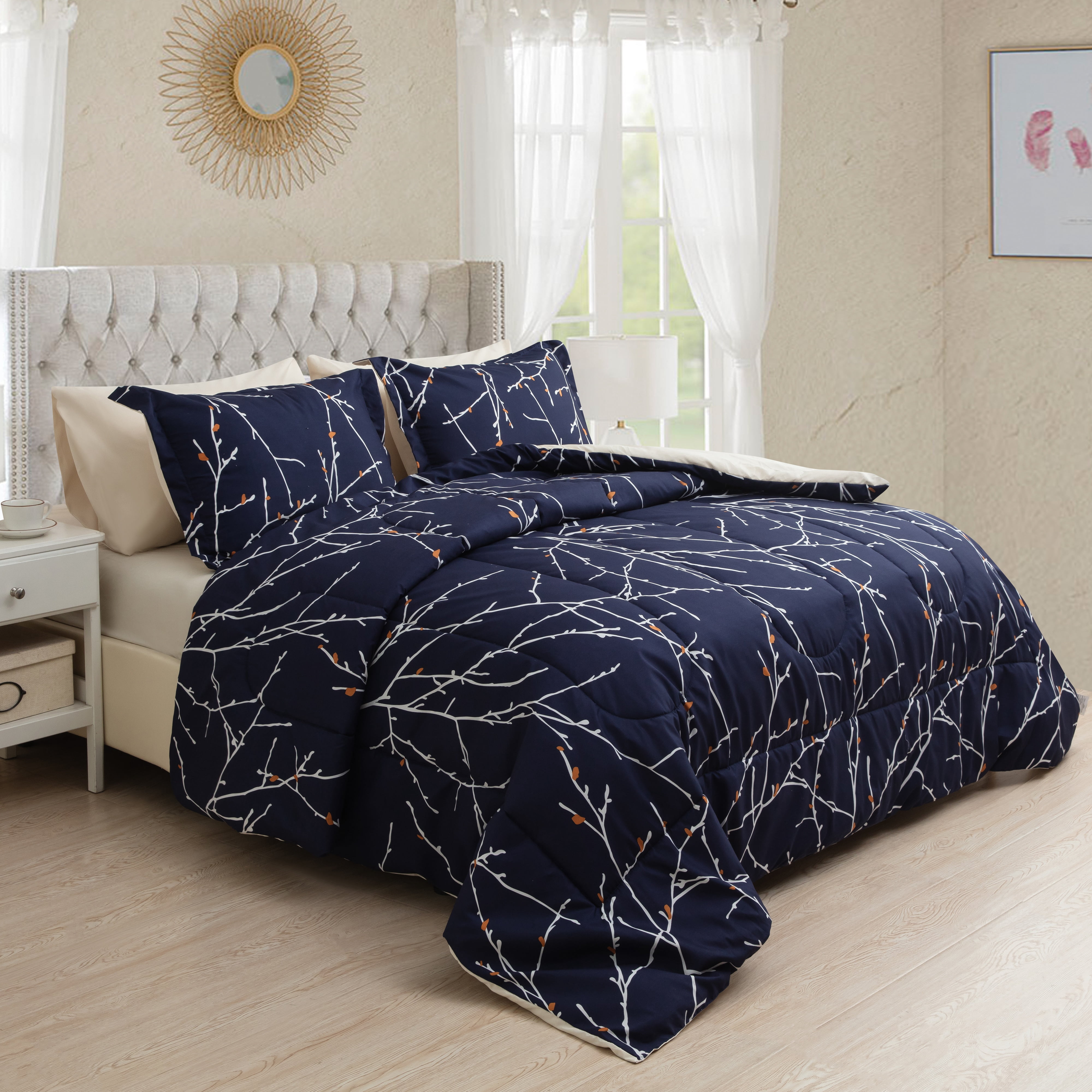 Literie Marina Décoration ultra douce et luxueuse en duvet d'oie, alternative au duvet d'oie, richement imprimée, avec draps et motif de branches bleu marine moderne