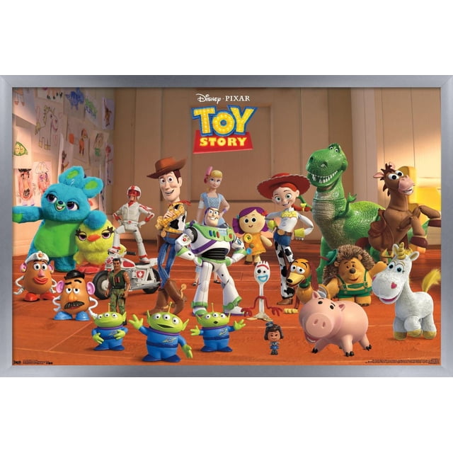 Disney Pixar Toy Story 4 - Affiche Murale Collage, 22,375 Pouces x 34 Pouces Encadrée Présentant une Vue Frontale de Personnages de Histoire de jouets Incluant Woody, Buzz Lightyear, Jessie, Rex, Bullseye, Hamm, Slinky Dog, Mr. Potato Head, Trois Extraterrestres Verts, Forky, et des Peluches Canard et Lapin sur un Plancher de Bois avec des Murs à Panneaux beige et des Dessins pour Enfants en Arrière-Plan, Convient pour Décorer des Chambres, des Salles de Jeux Ou des Bureaux