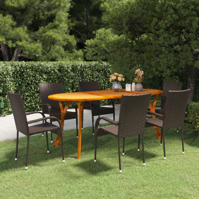 vidaXL Ensemble de Salle à Manger de Jardin 7 Pcs en Brun, Comprenant une table en Bois d'Acacia Massif avec Fini à l'Huile et Pieds Courbés, Associée à six Chaises de Salle à Manger Empilables en Rotin PE Résistant aux Intempéries et en Acier Enduit de Poudre. la table Mesure 201 x 100 x 75 cm, et les Chaises Sont Légères avec des dimensions de 55,5 x 53,5 x 95 cm. Ensemble Exposé à l'Extérieur sur une Pelouse Verte avec une Haie et des Arbres en Arrière-Plan