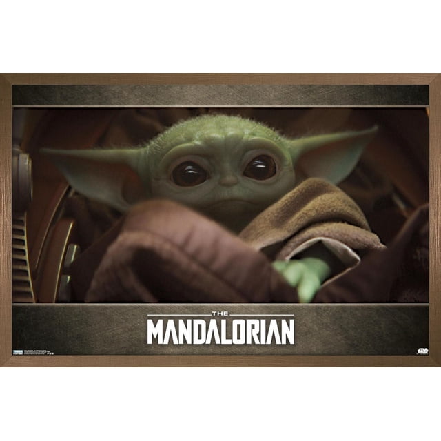 Star Wars : The Mandalorian - Affiche Murale Yeux, 22,375 Po x 34 Po Présentant un Gros Plan Centré de Grogu (Baby Yoda) aux Grands Yeux Sombres et à la Peau Verte, Enveloppée d'Une robe Douce Brune, Imprimée sur Papier d'Affiche Lustré avec le logo The Mandalorian en Dessous, Convient à la Déco Maison Ou à la Décoration de Fête à Thème.