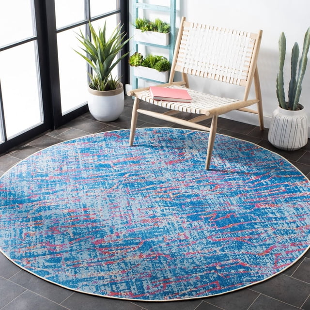 Safavieh Tapis d'Extérieur Estival Christabella Abstrait de Forme Ronde avec Motifs Abstraits Bleu et Rouge sur Plancher de Carreaux Foncé, Placé à Côté d'Une Chaise Blanche Tissée et de Plantes en Pot Près d'Une Fenêtre Éclairée par le Soleil, Convient aux patios et Terrasses Extérieurs.