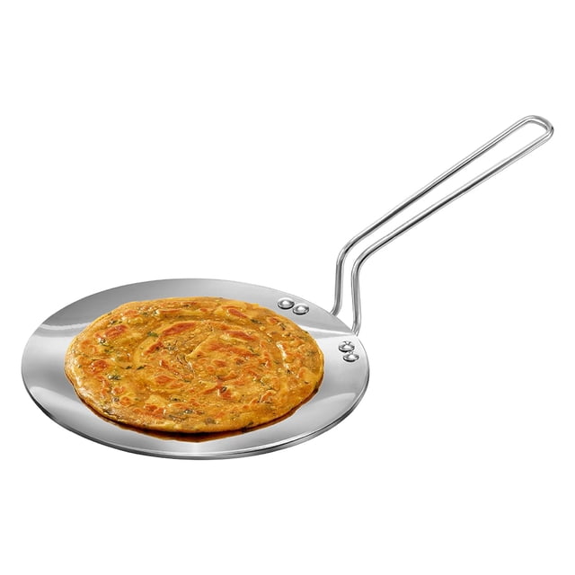 Roti Tava Argenté en Acier Inoxydable Tri-Plis 22 cm avec Poignée en Acier Inoxydable, Montré avec un Pain Plat Cuit à Sa surface. Cette Poêle Est Fabriquée en Acier Inoxydable Tri-Plis de Qualité Alimentaire, Dotée d'Une surface de Cuisson durable AISI 304, d'Un Noyau en Aluminium pour une Répartition Uniforme de la Chaleur, et d'Une base en Acier Magnétique AISI 430. Compatible avec les Cuisinières au Gaz, Électriques, Céramique, Halogènes et à induction.