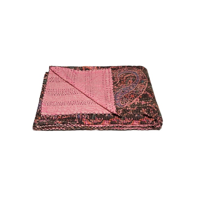 KANTHA Jeté en Coton BLANKET 50 Pouces X 70 Pouces Plié Montrant un Tissu en Coton Matelassé Rose avec des Surpiqûres Noires Cousues à la Main et une Bordure Cachemire Foncée en Brun, Violet et Rose, Fabriqué à la Main en Inde avec un Matelassage Traditionnel, Convient comme BLANKET, Suspension Murale Ou Couvre-Table.