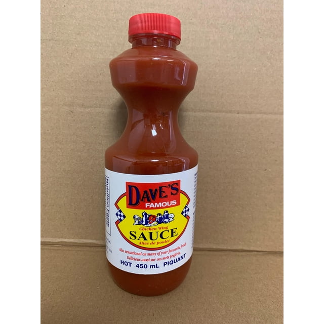 Dave's Sauce Célèbre pour Ailes de Poulet - Piquante, Bouteille de 450 ml avec Capuchon Rouge et Étiquette Jaune Présentant un Texte Bleu et Rouge, un condiment de Sauce Piquante Convenant aux Plats de Poulet, de Bœuf, de Piment et de spaghetti, Présenté sur un Fond en Carton Uni.