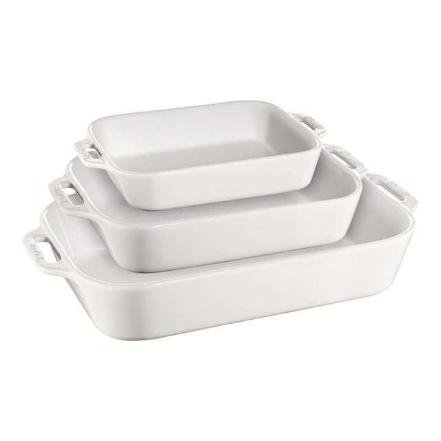 STAUB Ceramique Ensemble de Plats Rectangulaires Blancs 3 Pcs, Comprenant Trois Plats Rectangulaires Emboîtables de Tailles Variables : 7.5 x 6 Pouces, 10.5 x 7.5 Pouces et 13 x 9 Pouces. Faits de Grès durable avec une Finition en Vitre Porcelaine-Émail, Ces Plats Résistent aux Rayures et Retiennent Exceptionnellement Bien la Chaleur. Conçus pour les Lasagnes, les casseroles, les desserts et les Viandes Rôties, Ils Transitionnent Sans Effort du Four à la table. Sécuritaire pour le Four, le Gril, le Micro-Ondes et le Congélateur,