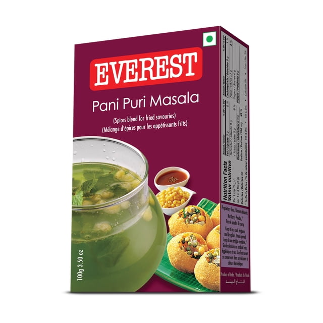 Everest Pani Puri Masala Boîte de 100 g avec Emballage Bordeaux Présenté sous un angle 3/4, Comprenant un Bol en Verre d'Eau Verte Épicée avec des Feuilles de Menthe, une Assiette Verte Tenant Quatre Coquilles de Pani Puri Remplies, et de Petits Bols de chutney au Tamarin et de Maïs, Mettant en Valeur le Mélange d'Épices Indien Authentique pour Préparer de l'Eau de Pani Puri Acidulée et Épicée, Aussi Souvent Utilisé pour Rehausser d'Autres Collations Salées Frites.