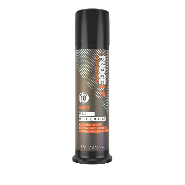 Cire Capillaire Professionnelle Fudge, Hed Extra Mate, un Produit de Coiffage Texturisant à Tenue Extrême de 85 g pour Hommes. le Contenant Cylindrique Présente un design Métallique avec Texte orange et Blanc, Mettant en Valeur Son Effet Mat et Ses Propriétés à Haute Tenue. Infusé d'Argiles kaolin et bentonite, Il Offre une Finition Mate Sèche, une protection UV/UVB et une Résistance à l'Humidité.