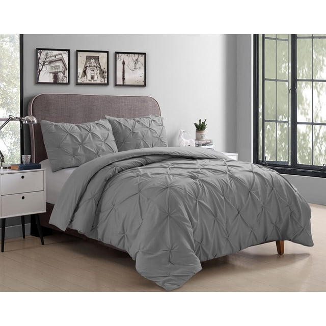Swift Home Ensemble de Couette à Plis Nervurés en Microfibre Grise avec Plis Nervurés Complexes sur la Couette et les Taies d'Oreiller, Exposé sur un Lit avec une Tête de Lit Rembourrée mauve dans une Chambre Éclatante avec des Tables de Nuit Blanches et des photos de Paysage Urbain Encadrées en Noir et Blanc, Idéal pour une Utilisation Toute l'Année.