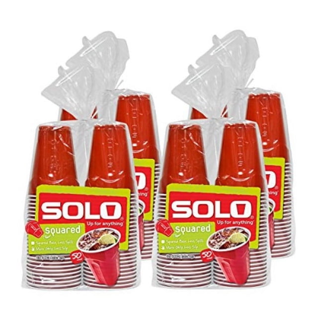 SOLO Gobelets de Fête en Plastique Carrés Rouges de l'Entreprise, Format de 18 Onces, Vendus en Lot de 200. l'Image Montre Plusieurs Piles de Gobelets Jetables Rouge Vif Emballés dans un Emballage en Plastique Transparent, Chacun Étiqueté avec le logo SOLO et les Détails du Produit. Ces Gobelets Robustes Sont Idéals pour les Fêtes, les Rassemblements et les Événements Décontractés, Convenant à une Utilisation Intérieure et Extérieure.