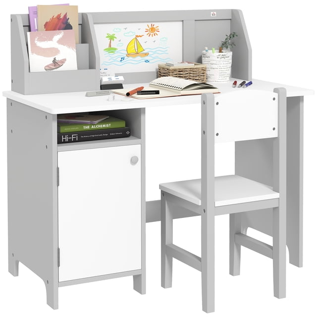 Qaba Ensemble de Bureau et Chaise pour Enfants 2 Pcs avec Tableau Blanc, Rangement, Étagères, Gris. Cet Ensemble Comprend un Bureau Gris et Blanc avec un Tableau Blanc Intégré, Plusieurs Compartiments de Rangement, et une Chaise Assortie. Fabriqué en MDF et Bois de Pin, Il Présente des Bords Arrondis pour la Sécurité et Convient aux Enfants de 5 à 8 Ans. le Bureau Mesure 35,4 Pouces de long, 17,7 Pouces de Large et 33,5 Pouces de Haut, Alors Que la Chaise Mesure 11,4 Pouces de Large et 26 Pouces de Haut. Idéal pour les Chambres