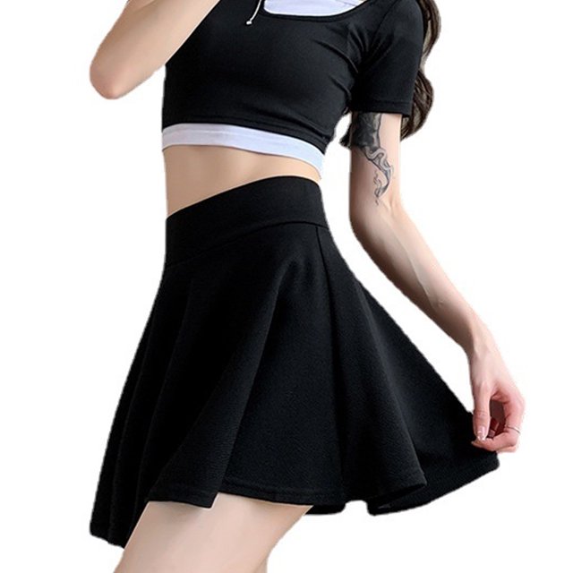 Apuakthei Jupe Patineuse Mini Décontractée Basique Polyvalente Extensible pour Femme en Noir, Fabriquée en Tissu Doux et Élastique avec Ourlet Évasé. Idéale pour la Mode Féminine, Cette Mini-Jupe Convient au Port Quotidien Décontracté, aux Vacances, aux Fêtes Ou au Style au Quotidien. Représentée avec un Haut Court Noir.