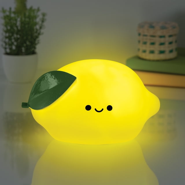 Merkury Innovations Luminous Veilleuse DEL Citron en Blanc Froid, en Forme de Citron Jaune avec Feuille Verte et Visage Souriant, 3,54 Pouces de Hauteur, à Piles avec Commandes à Robinet, Convient à l'Éclairage Intérieur et à Créer une ambiance Apaisante.