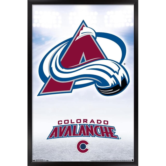 LNH Colorado Avalanche' Colorado Avalanche - Affiche Murale Logo 17, 22,375 Po x 34 Po Encadrée Montrant un Logo Colorado Avalanche Centré avec un « a » Bordeaux Enveloppé par une Avalanche et une Rondelle de hockey Stylisées Blanches et Bleues sur un Fond à Texture de Glace Légère avec des Lumières de Stade, Encadrée en Noir. l'Affiche Comprend le Nom d'Équipe « » et un Logo « C » Circulaire Ci-Dessous, Convient à l'Art Mural et à la Déco Intérieure.