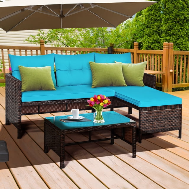 Gymax Ensemble de Meubles d'Extérieur en Rotin 3 Pcs, Ensemble de Canapé de Patio avec Coussins turquoise, Incluant un Causeuse, une chaise Longue et une table Basse avec Dessus en Verre Trempé. Construit avec un Cadre en Acier et du Rotin, Cet Ensemble Est Idéal pour les patios, les Jardins Ou le Bord de la Piscine. les Coussins Ont une Épaisseur de 2,5 Pouces, Amovibles et Faciles à Nettoyer avec des Housses à Fermeture Éclair. Exposé sur une Terrasse en Bois avec un Décor de Jardin en Arrière-Plan.