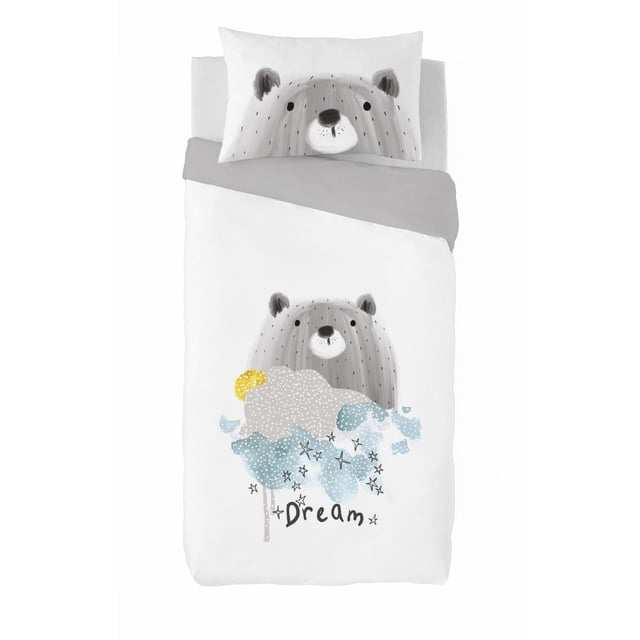 Gouchee Home Bear Dream Ensemble de Housse de Couette Simple Montrant une Vue de Haut en Bas d'Un Ensemble de Literie Simple avec un Visage d'Ours Gris sur l'Oreiller Décoratif et un Grand Ours Entouré de Nuages et d'Étoiles pastel sur la Housse de Couette, avec le Mot « Dream » en Dessous, Fabriqué en percale de Coton Respirante Certifiée OEKO-TEX avec un Revers Gris Uni Réversible pour une Literie Polyvalente pour Enfants.