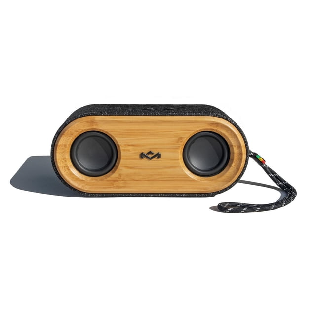 GET TOGETHER 2 MINI Haut-Parleur Bluetooth portable avec Panneau avant en Bambou Naturel Présentant Deux Haut-Parleurs Noirs à Portée Complète et le logo House of Marley, Encastré dans un Tissu Noir Texturé avec une Sangle de Transport Tressée Noire et Blanche Accentuée de Rouge, Jaune et Vert, Montré sur un Fond Blanc avec Ombre. Idéal pour une Utilisation Extérieure avec Résistance à l'Eau et à la Poussière.