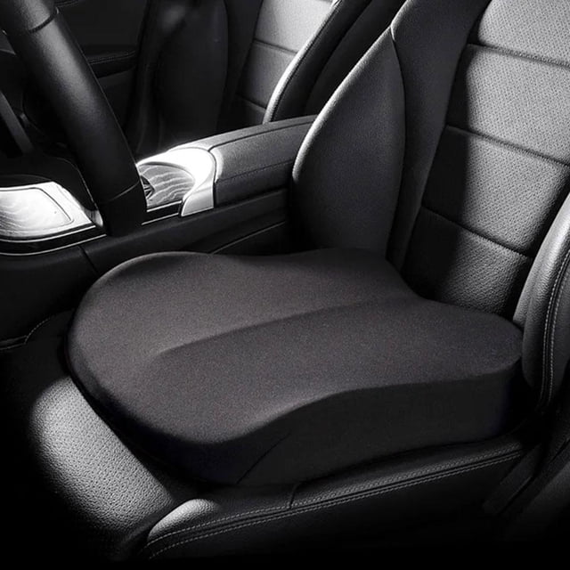 UOYOTT Coussin Rehausseur de Siège de Conducteur Principal pour Voiture Coussin Rehausseur de Siège en Mousse Mémoire B2D6 Placé sur un Siège d'Auto. le Coussin Présente une Conception avant Basse et Arrière Haut pour un Soutien Ergonomique, une Housse en Tissu Respirant pour Réduire la Transpiration, et un Noyau en Mousse Mémoire pour le Confort et la Durabilité. Ses dimensions Sont 41x41x4 cm, Convient pour une Utilisation dans les Voitures, les Maisons Ou les Bureaux.