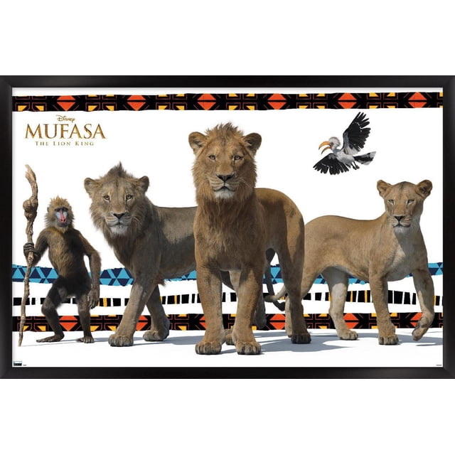 Disney Mufasa : Le Roi Lion - Affiche Murale de Groupe Présentant une Vue Centrée et Orientée vers l'Avant de Quatre Personnages : un Babouin Tenant un Bâton en Bois, un Jeune Lion, un Lion Adulte et une Lionne, le Tout sur un Fond Blanc avec des Motifs Tribaux Noirs, orange et Bleus le Long des Bords du Haut et du Bas, Imprimée sur du Papier d'Affiche Lustré, Convenant à la Déco de la Maison et à la Décoration de Fête.