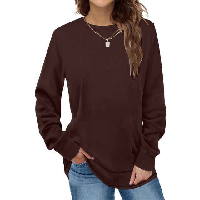 Zanvin blouse d'Automne pour Femmes, Chandail Uni à Col Rond avec Manches Longues, Montré en Couleur Brun Foncé. Fait de polyester, Ce Haut Décontracté et Confortable Est Parfait pour l'Automne et l'Hiver. le Modèle l'Agence avec des jeans Bleu Pâle, Mettant en Valeur Sa Coupe Décontractée et Son Aptitude pour un Usage Quotidien, le Travail Ou comme Cadeau d'Halloween. un Choix Polyvalent pour les Hauts d'Automne pour Femmes et la Mode Saisonnière.