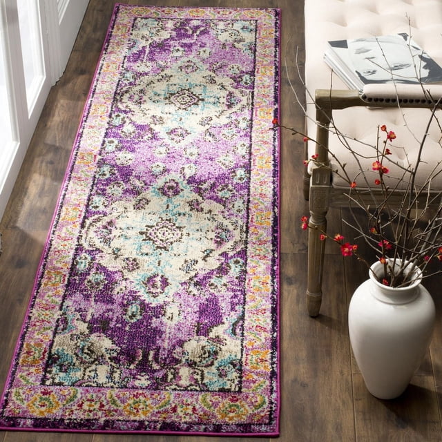 Safavieh Monaco Toria Tapis Traditionnel 2 Pieds2"x8' Coureur en Violet, Crème et Bleu avec un Motif Persan Traditionnel, Polypropylène Tissé Mécaniquement avec pile à Boucles Mixtes, Exposé sur Plancher de Bois Franc Foncé à Côté d'Un Banc Capitonné beige et vase Blanc avec des Fleurs Rouges, Idéal pour les Couloirs Ou les Entrées.
