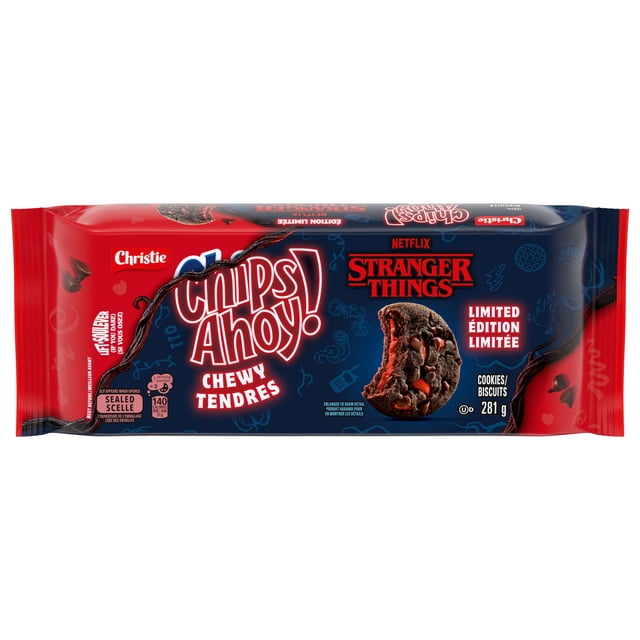 CHIPS AHOY! Stranger Things Biscuits Moelleux Chocolatés à Saveur de Fraise Fourrés, 281 g, Emballage Refermable avec Motif Stranger Things Bleu Foncé et Rouge. Comprend un Biscuit aux Pépites de Chocolat Bouchées avec Garniture à Saveur de Fraise Rouge, Certifié Casher et Idéal pour les Fêtes de Montre et les Collations.