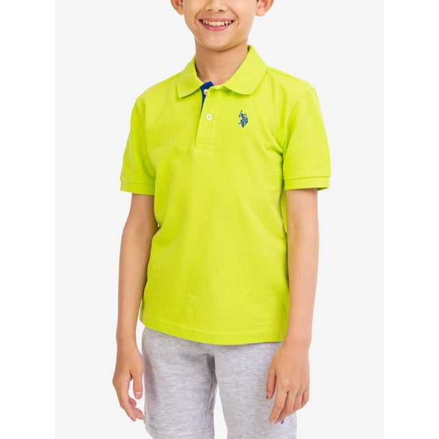U.S. Polo Assn. Chemise Polo à Manches Courtes pour Garçon en Vert lime Vif avec Patte de Boutonnage avant à Deux Boutons, Tissu Bleu Contrasté, logo U.S. Polo Assn. Brodé Bleu Marine sur la Poitrine Gauche, Manches Courtes, Col Rabattable et Fentes Latérales à l'Ourlet, Assortie à des shorts Gris Pâle Adaptés aux Tenues Décontractées Ou à l'École.