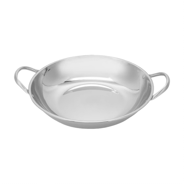Wok de Cuisson Poêle de Cuisson à Double Poignée Poêle en Acier Inoxydable Cuisine Cuisson Wok en Finition Argentée. Fabriqué en Acier Inoxydable durable avec Doubles Poignées Latérales pour une Manipulation et un Contrôle Faciles. Convient pour la Friture, le Sauté, la Cuisson à la Vapeur et Autres Méthodes de Cuisson. Conception Ergonomique Assure une Répartition Uniforme de la Chaleur pour un Usage Polyvalent. Souvent Utilisé pour Servir des Plats Directement à Partir de la Poêle.
