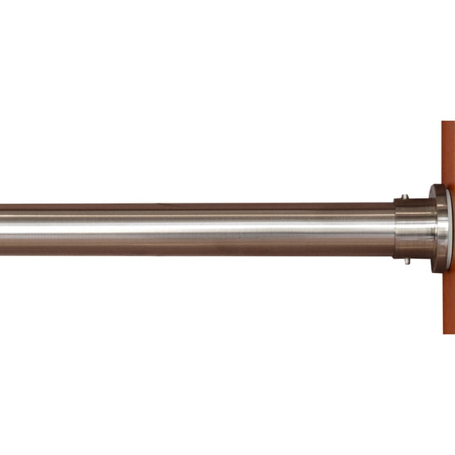 Versailles Tige à Tension à Ressort Réglable pour Intérieur/extérieur 48 Po - 86 Po, Vue de Côté Gros Plan avec Tige en Acier Inoxydable de 1 Po de Diamètre, Fini Brossé, Mécanisme à Tension à Ressort et Embout Encastré en Caoutchouc Monté sur Bois, Idéale pour l'Installation de Tringle à Rideaux et Résistante aux Intempéries pour une Utilisation Intérieure et Extérieure.