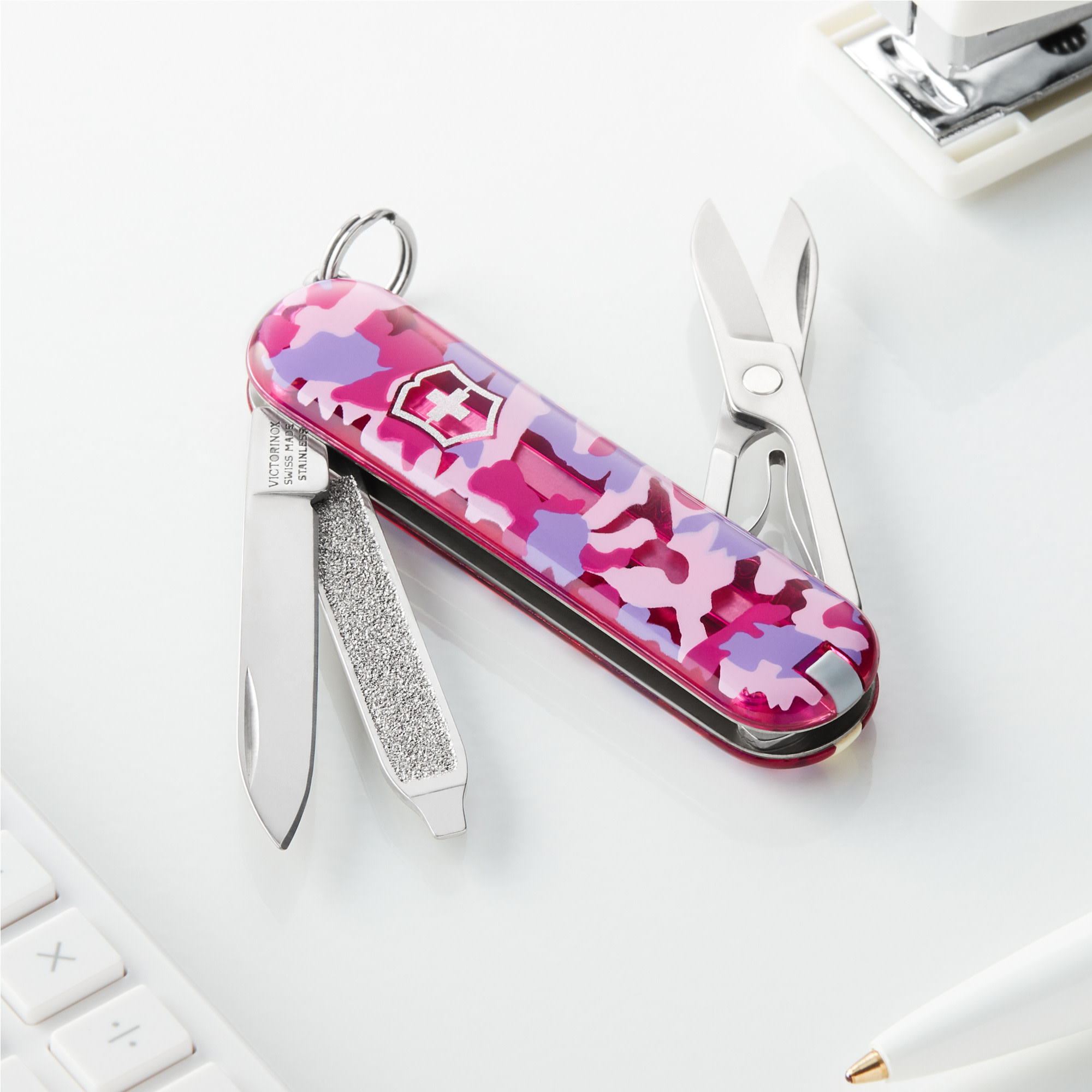 Victorinox Classic SD Couteau de Poche Camouflage Rose à 7 Fonctions