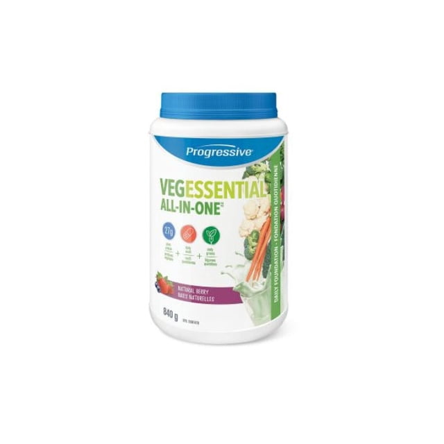 Progressive - VegEssential Supplément de Protéines Tout-en-un aux Baies Naturelles, 840 G. un Contenant Blanc avec un Couvercle Bleu Présentant la Marque VegEssential et des Détails sur Sa Formule à Base de Plantes et Formant des Alcalines. l'Étiquette Met en Valeur 27 g de Protéines par Portion, Sans Sucres Ajoutés et Sans Ingrédients Artificiels. le design avant Comprend des images de Légumes et de Baies, Mettant en Valeur Sa Saveur Naturelle de Baies.