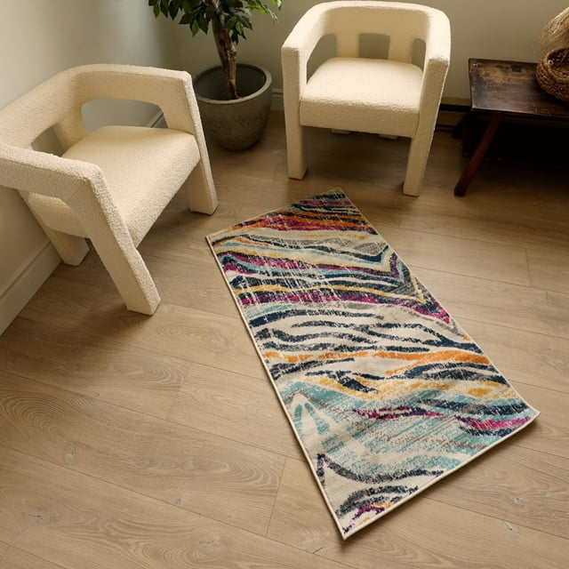 Tapis Coureur MULTI 2X4 SAVANNAH avec Motif Abstrait Multicolore Bleu, orange, Rose et Sarcelle sur Fond Clair, Posé sur un Plancher de Bois Clair entre Deux Fauteuils Bouclé Crème, Près d'Une Plante en Pot et d'Un Banc en Bois dans une Pièce Minimaliste, Idéal pour Salons Ou Bureaux.