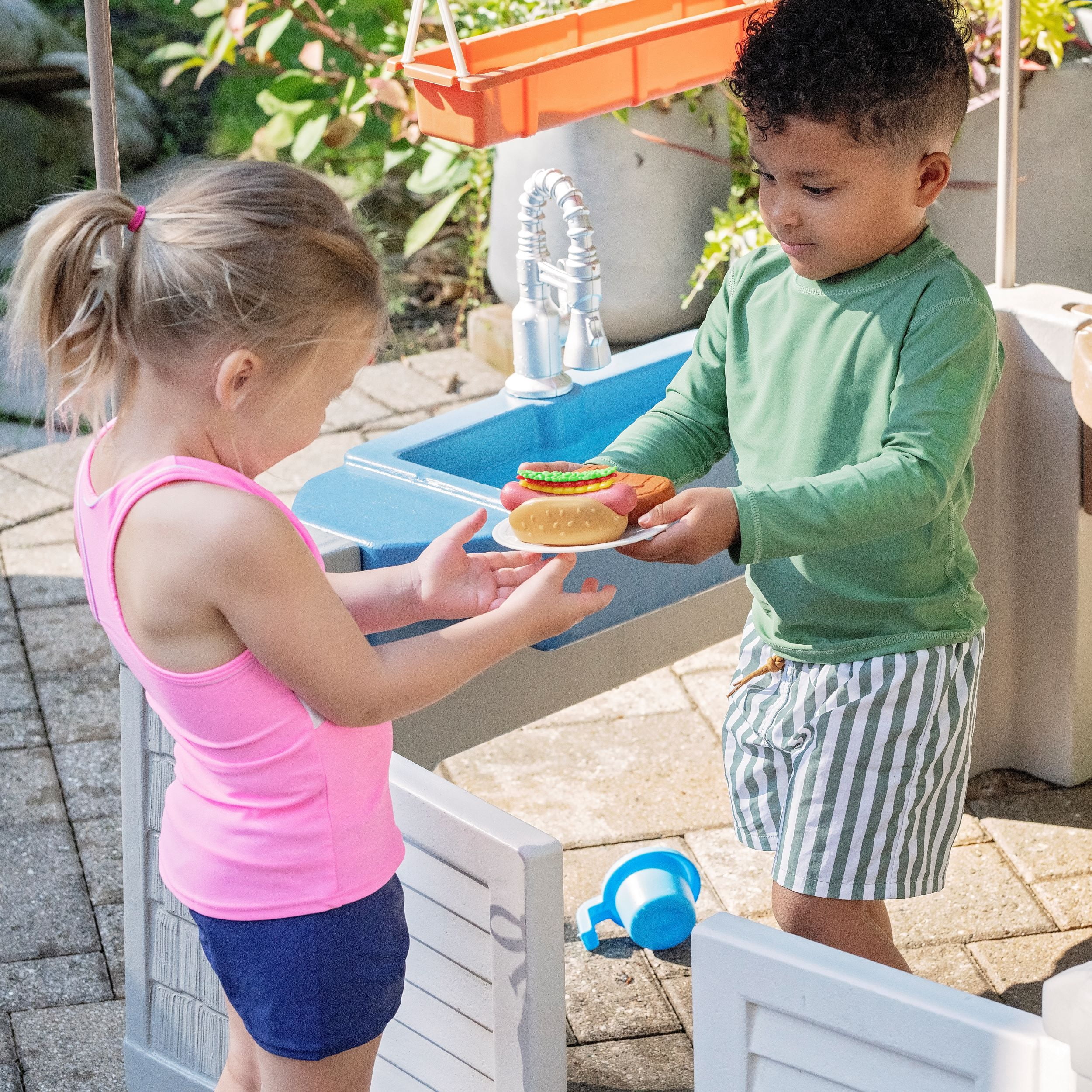 Step2 Grill & Splash Play Center avec auvent — Table d'eau et aire de jeu d'extérieur pour tout-petits et enfants (dès 2 ans)
