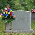 thumbnail image 1 of Arrangement Floral Élégant de Sympathie pour Cimetière pour Lieu de Sépulture avec Lys Rouges, Marguerites Blanches et Roses Rouges – Bouquet Floral pour Jardins Commémoratifs et Maison, 1 of 4