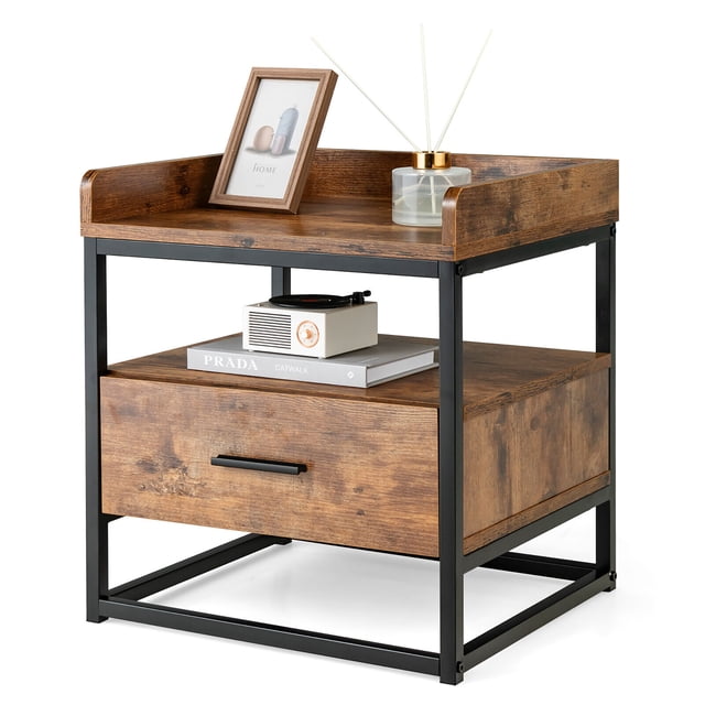 Gymax Table de Chevet, Table d'Appoint et de Bout pour Sofa avec Tiroir et Cadre en Métal, avec Fini Brun Rustique et style Industriel. le design à 3 Niveaux Comprend un Dessus de Table Surélevé avec Déflecteurs de Protection, un Compartiment Ouvert et un Tiroir Coulissant avec une Poignée en Métal Élégante. Fabriquée en PB durable et en Métal Robuste, Cette Table de Rangement Polyvalente Convient aux Chambres, Salons Ou Couloirs. Dimensions : 18 Pieds' x 16 Pieds' x 19 Pieds".