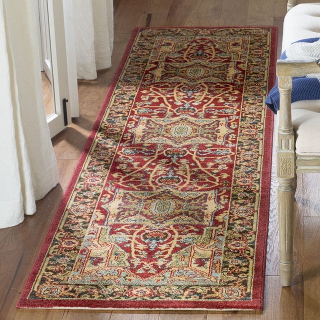 Safavieh Mahal Trecia Tapis Coureur Traditionnel 2 Pieds2 Pouces x 8 Pieds avec motifs Persans Classiques en Rouge, beige et Marine, Polypropylène Tissé Mécaniquement pour la Durabilité et l'Entretien Facile dans les Zones à Fort Passage, Exposé sur Plancher de Bois Franc à Côté d'Une Chaise en Bois avec Coussin beige et Jeté Bleu.