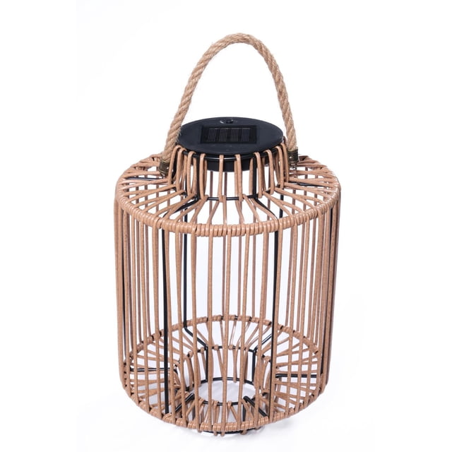 Dura Osier Synt Solar Lantern avec un design Cylindrique à Cadre Ouvert en Osier Synthétique Brun Naturel Enroulé Autour de Tiges Métalliques Noires, Surmonté d'Un Panneau Solaire Noir et d'Une Poignée en Corde Torsadée, Convient aux patios Extérieurs, aux Balcons Ou à l'Éclairage d'Ambiance Intérieur après Recharge.