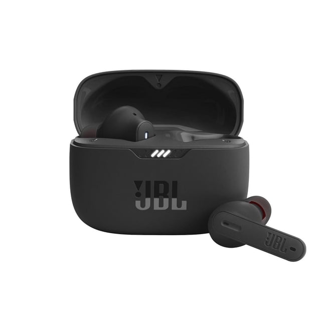 JBL TUNE 230NC TWS Écouteurs Bouton Véritablement Sans Fil à Réduction de Bruit en Noir Mat avec un Écouteur à l'Intérieur de l'Étui de Recharge Ouvert et l'Autre à Côté de Lui, Tous Deux Mettant en Vedette le logo JBL et des Voyants Indicateurs de Batterie à DEL sur l'Avant de l'Étui.