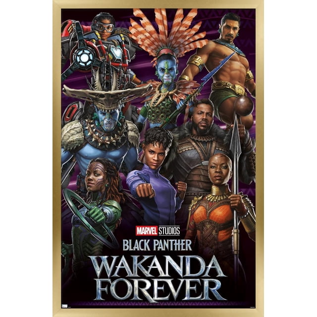 Marvel Black Panther : Wakanda Forever - Affiche Murale de Groupe Mettant en Vedette Sept Personnages en costumes Détaillés, Dont une Figurine Blindée Rouge et Argent, un Personnage avec une Grande Coiffe orange à Plumes, un Guerrier Musclé avec des Brassards Dorés, et d'Autres Tenant des Lances et des Boucliers, sur un Fond Géométrique Violet Foncé avec le logo Marvel Studios et le Titre Wakanda Forever au Bas, Idéal pour la Déco de la Maison Ou la Décoration de Pièce à Thème.