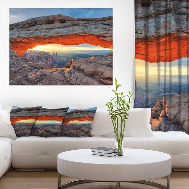 Sunrise at Mesa Arch in Canyon lands