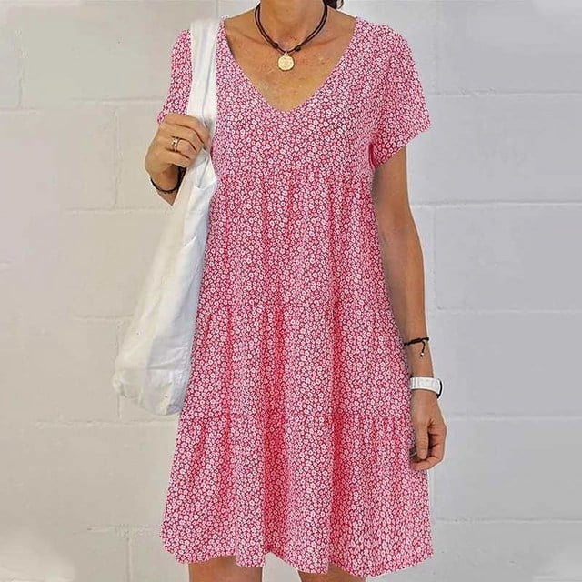 2024 Robe Tendance Grande Taille pour Femmes Été Imprimé Manches Courtes Ample Décontractée Robes Femme Élégante Mode Plage Vêtements pour Dames. la Robe Met en Valeur un Motif floral Rose, Manches Courtes, et une silhouette Décontractée et Fluide, Parfaite pour les Sorties d'Été Ou les Tenues de Plage. le Modèle l'Agence avec un Sac Fourre-Tout Blanc et un Collier, Soulignant Son Élégance Décontractée.